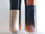 deux flacons de parfum posés l'un à côté de l'autre sur une table