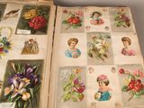 deux livres ouverts sur lesquels figurent des images de femmes et de fleurs