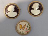 trois broches représentant une dame et un papillon