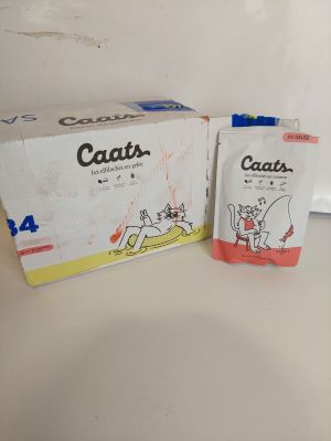 deux boîtes de nourriture pour chat posées sur un plan de travail