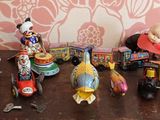 un grand nombre de jouets posés sur une table