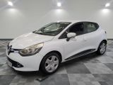 une voiture blanche est garée dans une pièce au sol à carreaux