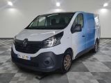 la photo d'une camionnette blanche garée dans un garage