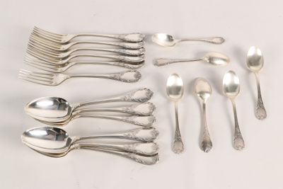 a lot of spoons and spoon spoons on the table