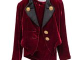 un gros plan d'une veste rouge suspendue à un cintre sur fond blanc