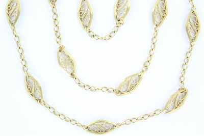 un gros plan sur un ensemble composé d'un collier et d'un bracelet en or