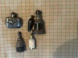 trois figurines en argent posées sur une nappe à carreaux