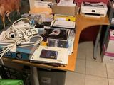 un bureau sur lequel se trouvent de nombreux appareils électroniques