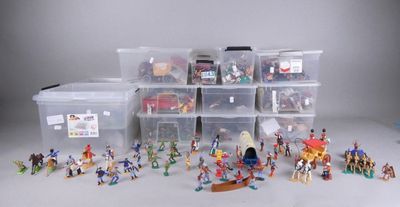 beaucoup de petits soldats rangés dans des boîtes en plastique sur une table