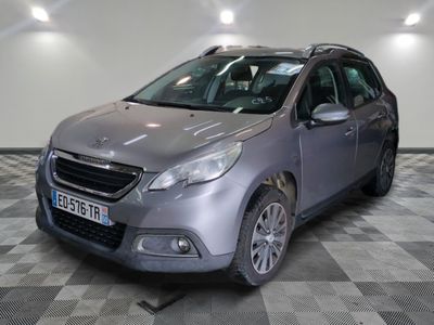 la voiture grise est garée dans le garage sur le sol en damier