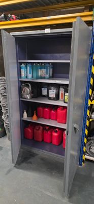 une photo d'une armoire de rangement en métal dans un garage