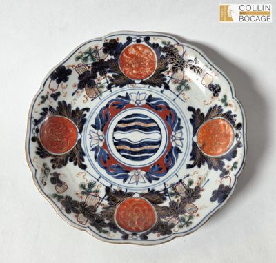 une assiette ornée d'un motif posée sur une table