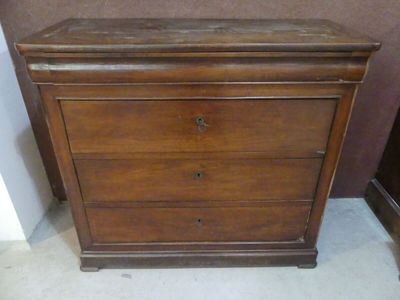 Commode en placage d'acajou ouvrant à 4 tiroirs.