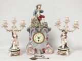 une horloge posée sur une table