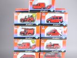 six camions rouges miniatures sont empilés les uns sur les autres