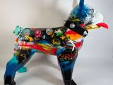 un chien en plastique sur lequel on a tagué des graffitis