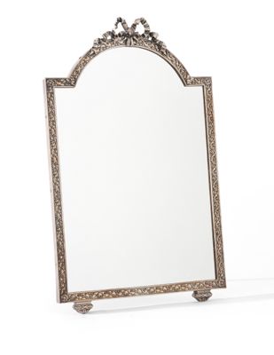 un miroir décoré, avec un cadre argenté sur fond blanc