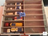 une boîte contenant un grand nombre d'objets différents