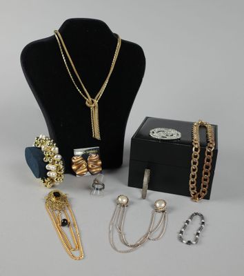 un assortiment de bijoux comprenant un collier, un bracelet et une bague