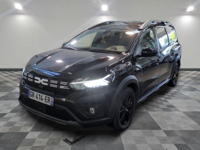 la voiture noire est garée sur un sol en damier dans le garage