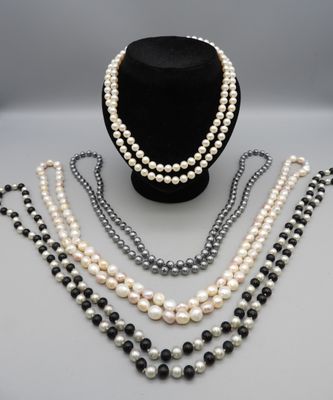 Collier double rang de perles fantaisie (long 22 cm) et un s…