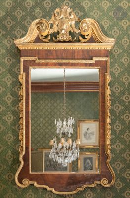 un miroir accroché au mur au-dessus d'un lavabo