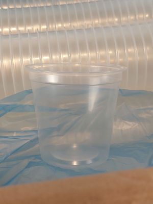 un gobelet en plastique posé sur une table en plastique
