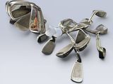 un collier en argent orné d'un ensemble de clubs de golf