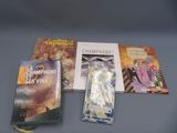 plusieurs livres sont posés sur une table les uns à côté des autres