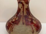 un vase en verre posé sur une table