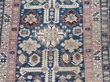 tapis persan ancien à motifs bleus et rouges