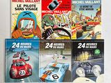 des livres posés sur une surface blanche, avec l'image d'une voiture de course et une voiture de course