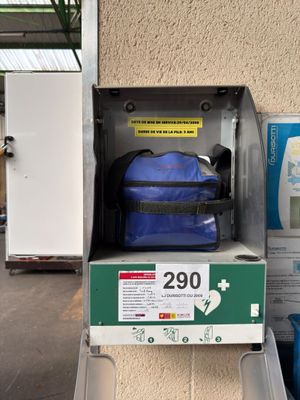 un sac bleu posé sur une boîte