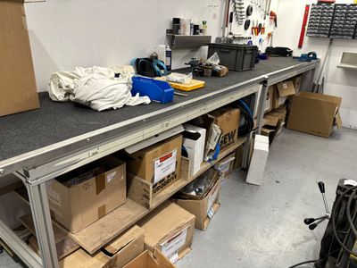 un établi sur lequel sont posés des boîtes et d'autres objets