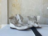 une paire de chaussures posée sur une table