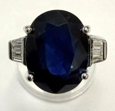 Bague de style Art Déco en or blanc 750°/.(18K) 5g25 sertie …