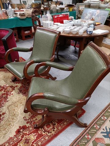 Paire de fauteuils à crosse de style Anglais finition acajou 