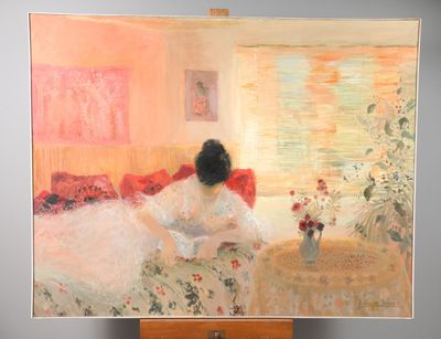 un tableau représentant une femme en train de lire un livre posé sur un chevalet