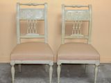 paire de chaises anciennes avec dossier rembourré et coussins d'assise rembourrés