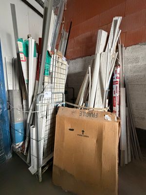 un tas d'objets métalliques dans un local de stockage