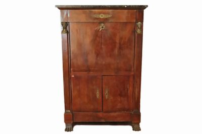 une grande armoire en bois à deux portes et un tiroir