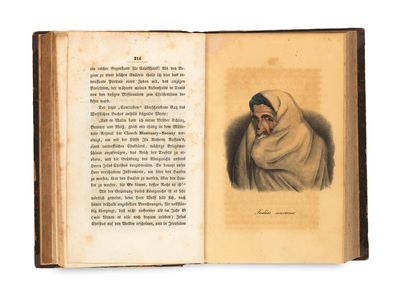 un livre ouvert sur lequel figure le dessin d'une femme portant un foulard