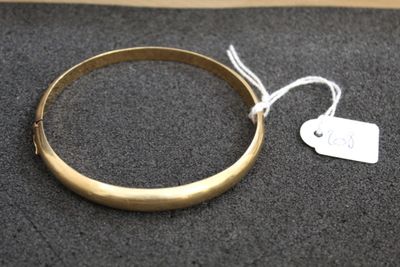 gros plan d'un bracelet en or portant une étiquette de prix