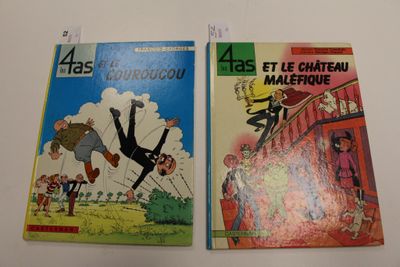 deux livres posés sur une table