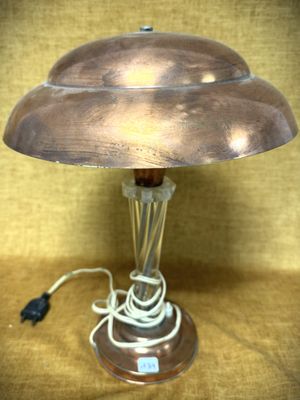 une lampe posée sur une table à côté d'un cordon