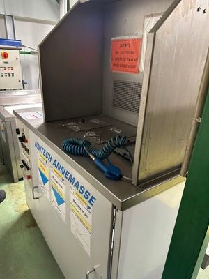 une machine qui se trouve à l'intérieur d'un bâtiment