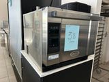 un micro-ondes posé sur un comptoir
