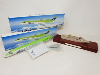 Lot comprenant : une maquette presse-papier d'un bateau de c…