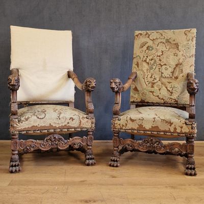 paire de fauteuils français en chêne sculpté du XIXe siècle