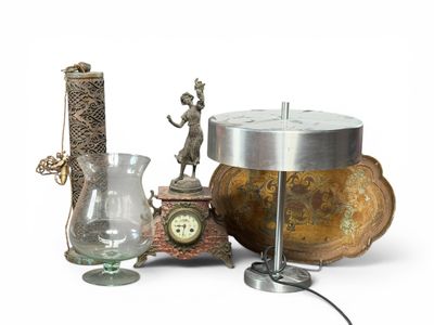 un grand nombre d'objets posés sur une surface blanche